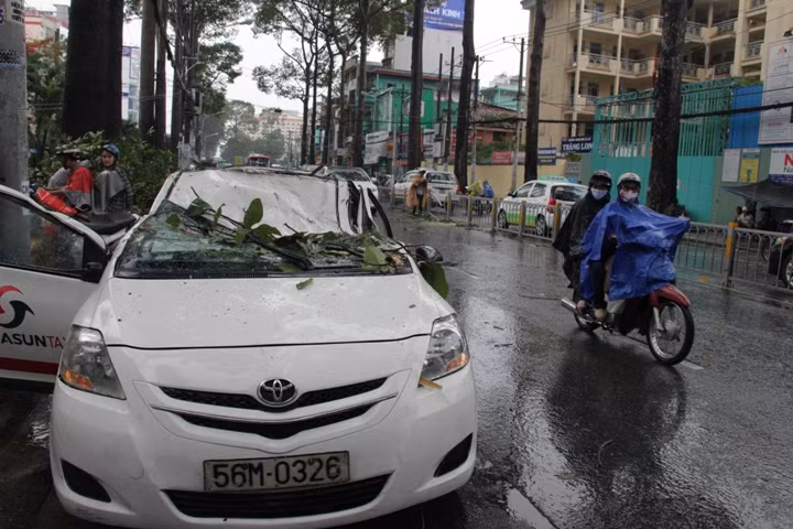 Hai vợ chồng hành khách và đứa con gái nhỏ may mắn thoát chết trong gang tấc.