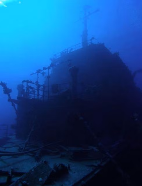 Ở vùng phía Nam Biển Đỏ của Ai Cập có một xác tàu được gọi bằng cái tên đơn giản là "xác tàu Nga". Đây được cho là một tàu do thám của Liên Xô đã bị chìm sau khi đâm vào một rạn san hô. Các thợ lặn khám phá "xác tàu Nga" vẫn có thể thấy rất nhiều thiết bị thông tin liên lạc tối tân được lắp đặt trong con tàu.