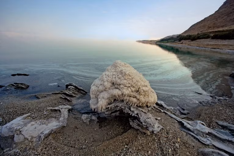 Do bề mặt Biển Chết nằm ở độ sâu 417,5 m dưới mực nước biển, đây cũng được coi là nơi thấp nhất trên bề mặt của Trái Đất.