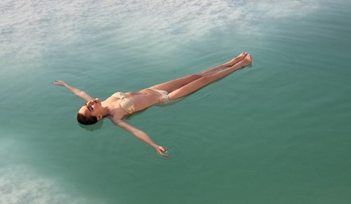 Do độ cao bất thường về độ mặn của nó nên người ta có thể nổi trong biển Chết khá dễ dàng nhờ tác dụng của sức nổi.