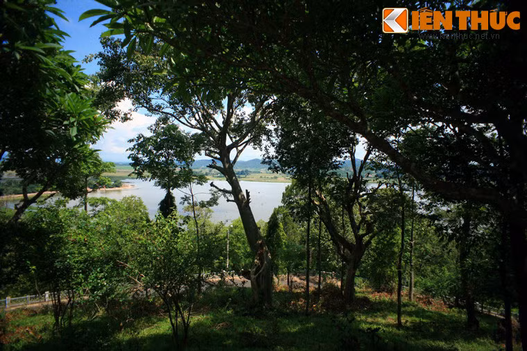 Hoặc hồ Lăk rộng mênh mông ẩn hiện sau những tán cây rừng trong bầu không khí thiên nhiên trong lành, mát dịu của vùng cao nguyên.