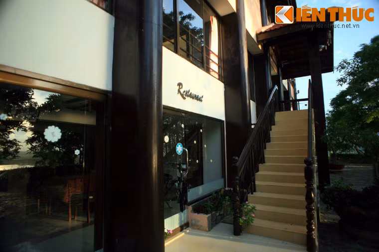 Đích thân Hoàng Hậu Nam Phương chịu trách nhiệm đứng ra cho thi công và trả tiền cho công trình kiến trúc xa hoa nằm giữa vùng hẻo lánh, địa hình hiểm trở này.