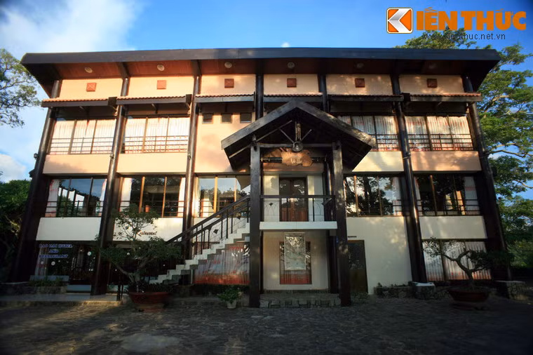 Biệt điện này là một tòa nhà ba tầng tương đối đồ sộ, được xây theo lối kiến trúc hiện đại vào năm 1951 để làm nơi dừng chân khi Quốc trưởng Bảo Đại và gia đình lên Buôn Ma Thuột nghỉ mát và săn bắt.