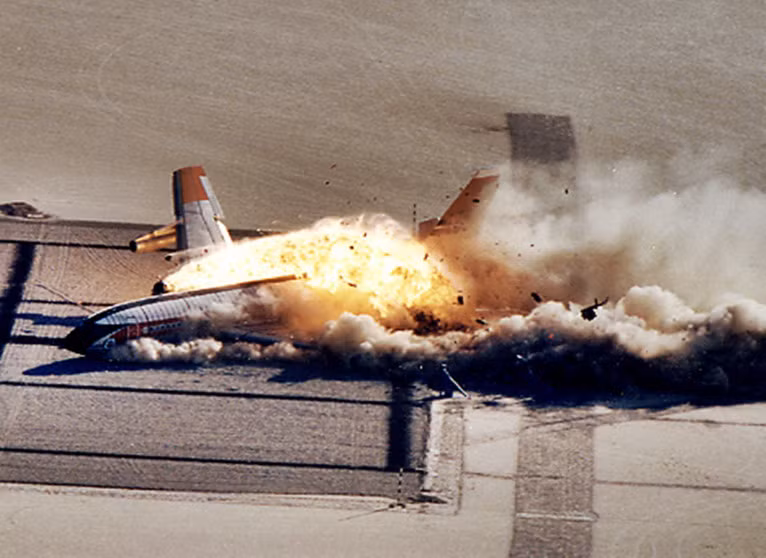 Trước khi tai nạn máy bay xảy ra, sân bay Gran Canaria gần đó đã bị đánh bom khủng bố khiến nhiều máy bay bay đến đây bị chuyển hướng sang sân bay Los Rodeos, Trong số đó có chuyến bay 4805 của KLM (Hà Lan) và chuyến bay 1736 của Pan Am (Mỹ) – hai chiếc máy bay trong vụ tai nạn. Hai chiếc máy bay này đều là Boeing 747.