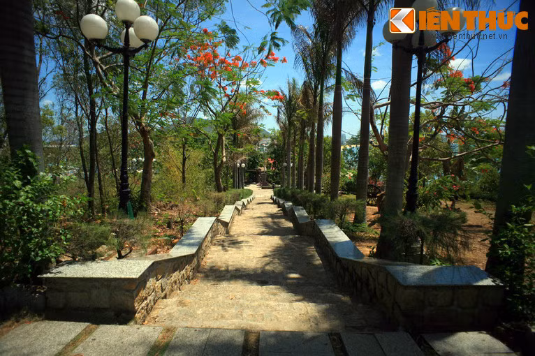 Cạnh Ghềnh Ráng - danh thắng nổi tiếng của thành phố biển Quy Nhơn (tỉnh Bình Định) có một ngọn đồi mang cái tên rất thơ mộng: Đồi Thi Nhân. Từ chân đồi có một lối đi trên những bậc thang đá dẫn tới đỉnh đồi, nơi đặt một ngôi mộ đặc biệt: Mộ của thi sĩ Hàn Mặc Tử.