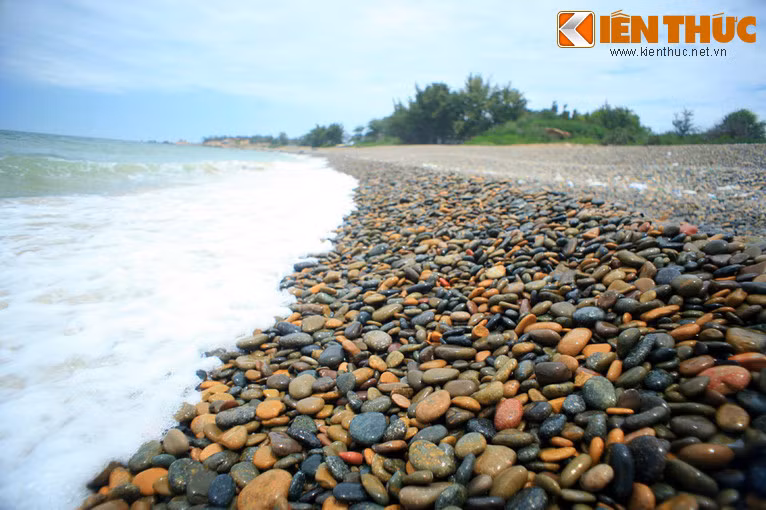 Bãi đá hình thành tự nhiên do tác động của thủy triều, hải lưu, nước biển, được đẩy từ lòng biển trồi nhô lên bờ.