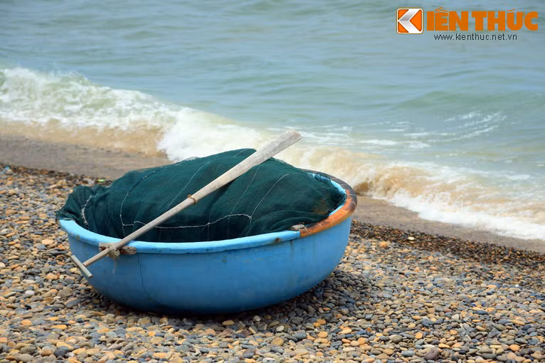 Những chiếc thuyền thúng nằm rải rác trên bãi đá khiến khung cảnh càng trở nên sinh động.