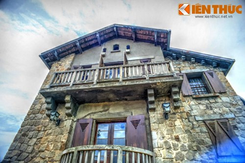  Sau khi Bảo Đại bị phế truất, bà Phi Ánh đã lấy chồng sau và không còn sống ở ngôi biệt thự này nữa. Công trình đã rơi vào cảnh hoang tàn trong hàng chục năm. 