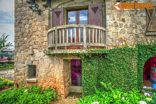 ##bc### Theo các nhà nghiên cứu lịch sử, vào năm 1940, vua Bảo Đại đã mua lại biệt thự này từ một công chức Pháp để tặng cho bà Lê Thị Phi Ánh - một người vợ không chính thức của ông. Từ đó biệt thự có tên là Phi Ánh. 