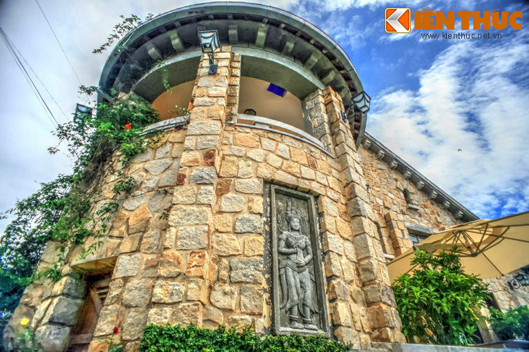  Một điều lạ nữa là biệt thự này còn có hai bức phù điêu cô gái Chăm cao khoảng 1,5m được đắp nổi ở phần tường vòm và gần cửa chính. Sự xuất hiện những chi tiết đậm chất phương Đông trong một biệt thự kiểu phương Tây đã khiến giới nghiên cứu kiến trúc không khỏi ngạc nhiên. 