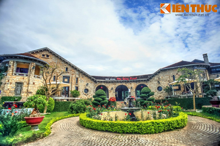  Tọa lạc tại số 1A và 1B, đường Quang Trung, TP Đà Lạt có một tòa biệt thự mang kiểu dáng kiến trúc rất độc đáo. Được xây dựng vào năm 1928, mô phỏng kiến trúc vùng Basques, Tây Ban Nha, biệt thự này gồm hai ngôi nhà tách biệt được nối liền bằng một hành lang bán nguyệt. 