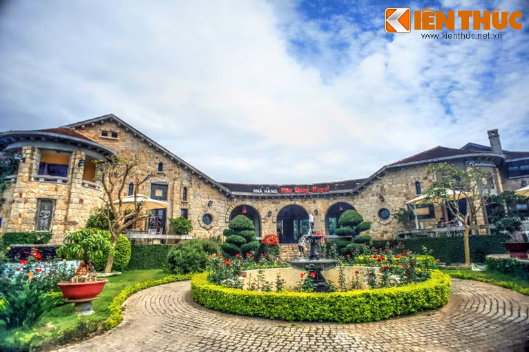  Tọa lạc tại số 1A và 1B, đường Quang Trung, TP Đà Lạt có một tòa biệt thự mang kiểu dáng kiến trúc rất độc đáo. Được xây dựng vào năm 1928, mô phỏng kiến trúc vùng Basques, Tây Ban Nha, biệt thự này gồm hai ngôi nhà tách biệt được nối liền bằng một hành lang bán nguyệt. 