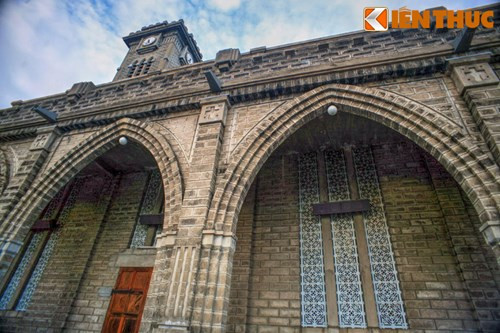 Đặc biệt, chỉ phần mái bằng của hành lang chạy dọc hai bên có sử dụng bê tông cốt thép, toàn bộ mái vòm được dùng cốt tre cật và lưới thép mắt cáo.