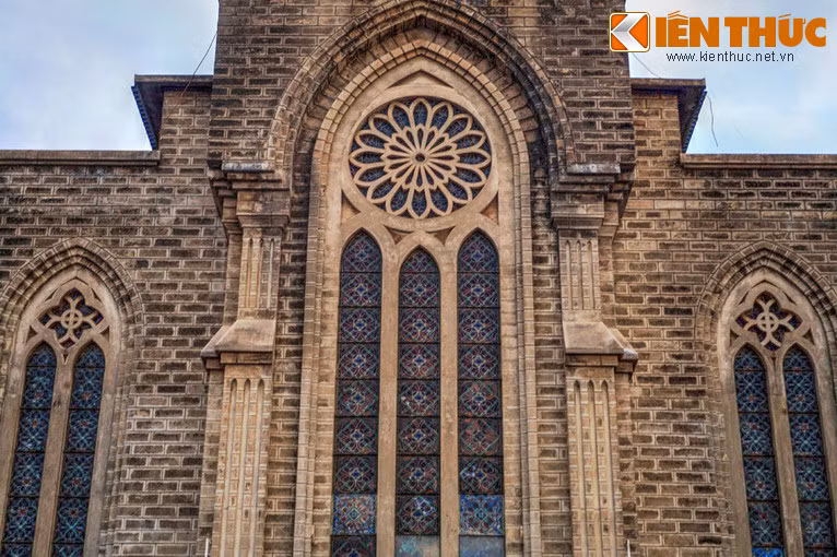 Các vòm cửa ở mặt tiền nhà thờ được trang trí hoa văn đầy vẻ thanh thoát.