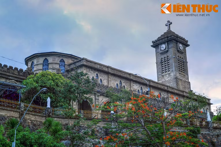 Nhà thờ này còn có nhiều tên gọi dân dã như nhà thờ Nha Trang, nhà thờ Ðá, nhà thờ Ngã Sáu (vì nhà thờ tọa lạc cạnh một ngã sáu), nhưng phổ biến hơn cả là tên gọi nhà thờ Núi, vì công trình được xây trên một quả núi nhỏ.