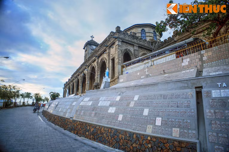 Từ năm 1987, vách đá dọc theo con đường chính lên nhà thờ được dùng làm nơi đặt tro cốt những người chết được bốc dỡ từ nghĩa trang của giáo xứ.