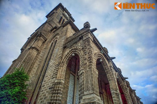 Đứng từ xa nhìn, nhiều người vẫn lầm tưởng công trình kiến trúc đồ sộ này được xây dựng bằng đá chẻ, nhưng thực tế đá chẻ chỉ được dùng lát đường và sân. Còn toàn bộ các bức tường của nhà thờ được xây bằng táp lô xi măng được sản xuất tại chỗ bằng phương pháp thủ công.