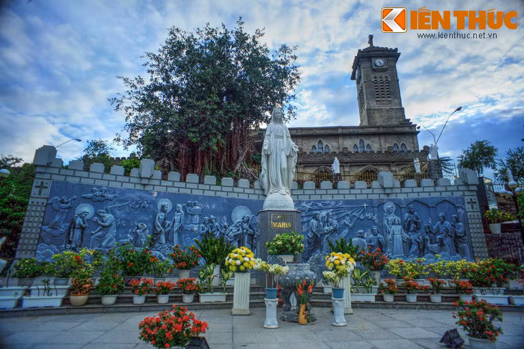 Ở sườn núi phía dưới nhà thờ có tượng Đức mẹ Maria hướng ra quảng trường rộng dưới chân núi - được gọi là quảng trường Ave Maria.