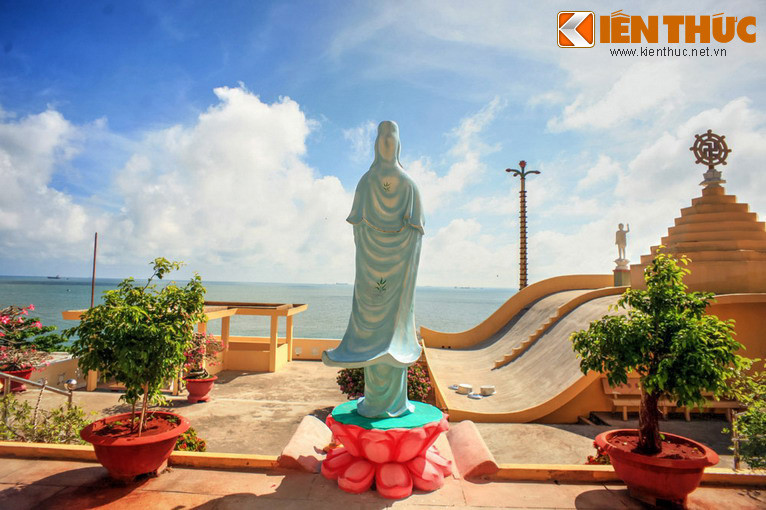 2. Niết Bàn Tịnh Xá là một ngôi chùa nằm bên triền Núi Nhỏ, hướng về bờ biển phía Tây của thành phố Vũng Tàu. Chùa được Thượng tọa Thích Thiện Tuệ cho xây từ năm 1969 đến năm 1974 bằng tiền quyên góp của Phật tử.