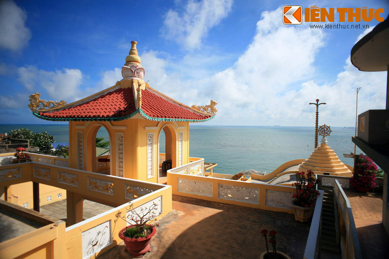 Từ sân trước chính điện, có thể phóng tầm mắt bao quát khung cảnh biển trời tuyệt đẹp của thành phố biển Vũng Tàu.