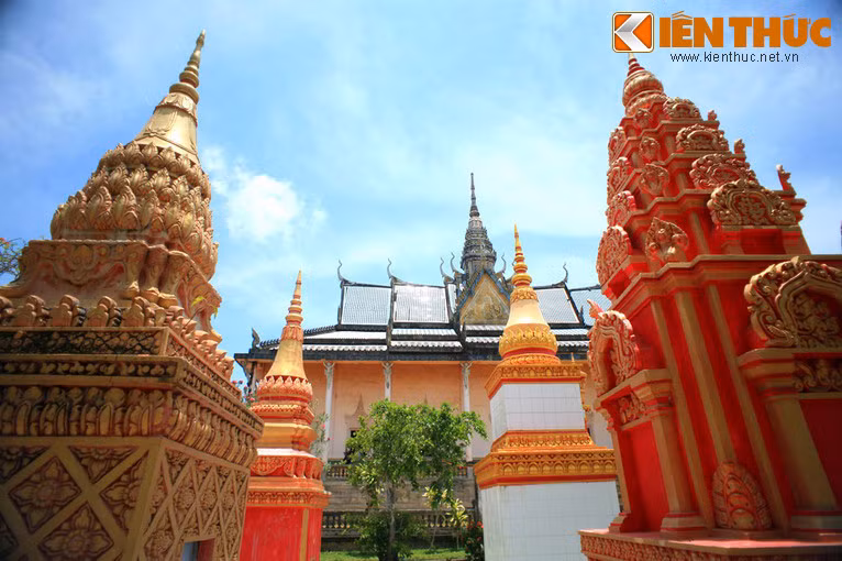 Hai bên chính điện là nhiều tháp cốt và một nhà hỏa thiêu.