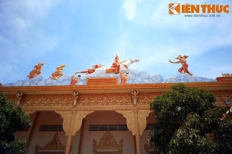 Điển tích Xa-nặc dắt con bạch mã đưa Thái tử Sĩ-đạt-ta (Đức Phật) qua sông tìm đường giác ngộ được thể hiện phía trên sala (giảng đường, nhà hội) .