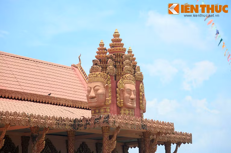 Nhóm tượng phỏng theo tượng Phật ở Angkor phía trên một sala.