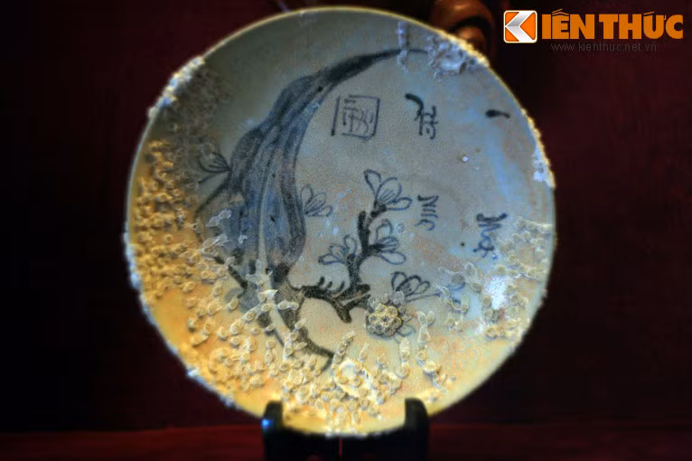 Đĩa vẽ hoa lá thời Khang Hy.