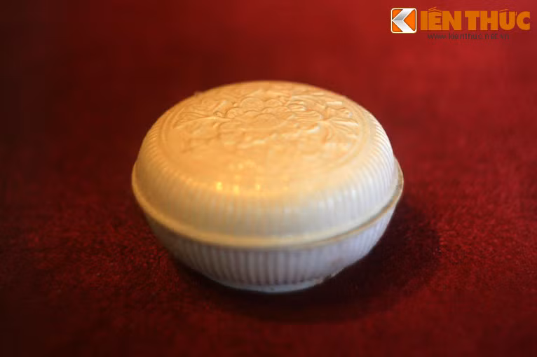 Hộp sứ Bạch Định.