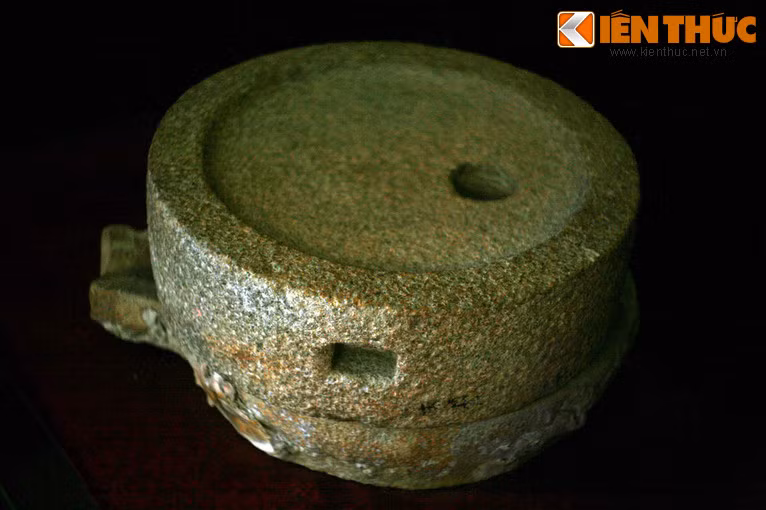 Cối đá xay bột.