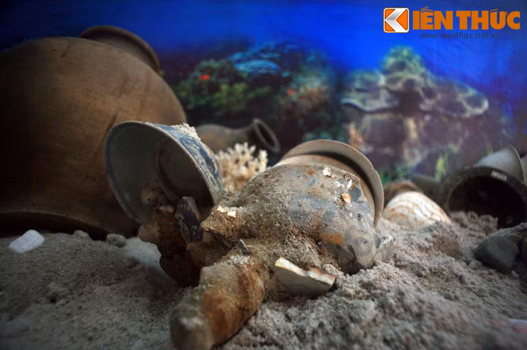 Một góc hiện trường khảo cổ của tàu cổ Hòn Cau, chìm vào khoảng năm 1690 ở vùng biển Hòn Cau, Côn Đảo được tái hiện. Ảnh chụp tại nhà trưng bày hiện vật ở TP Vũng Tàu.