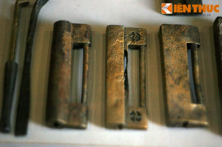 Các loại ổ và chìa khóa bằng đồng.