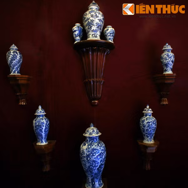 Sưu tập đồ sứ men trắng vẽ lam thời Khang Hy của nhà Thanh (1690) được tìm thấy ở tàu cổ Hòn Cau.