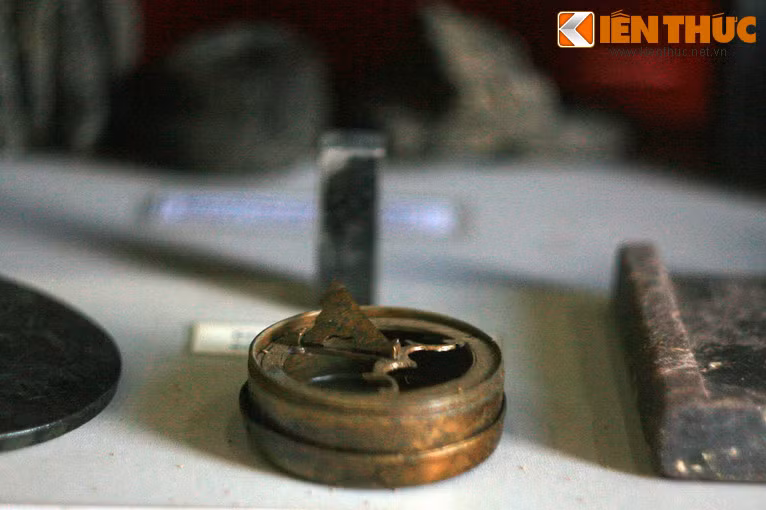 Đồng hồ đo thời gian bằng ánh sáng mặt trời do phương Tây sản xuất, được tìm thấy ở tàu cổ Hòn Cau.