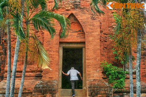 Theo các nghiên cứu, tháp Đôi có niên đại vào khoảng cuối thế kỷ 12, đầu thế kỷ 13 trong giai đoạn phong cách Bình Định. Đây cũng là thời kỳ có sự giao lưu thường xuyên giữa Chăm Pa và vương quốc Khmer nên nghệ thuật kiến trúc – điêu khắc Angkor có ảnh hưởng ít nhiều vào kiến trúc điêu khắc của tháp.