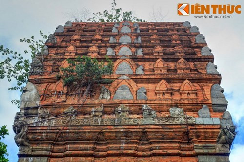 Do ảnh hưởng của nghệ thuật Khmer, bộ diềm mái của tháp được làm bằng đá và được trang trí bằng hình các con khỉ đang múa, hình các con vật tạp chủng mình sư tử, đầu voi và những hình người ngồi có sáu và tám tay. Bốn góc của bộ diềm mái là bốn thần điểu Garuda bằng đá khổng lồ được tạc theo mô hình và phong cách nghệ thuật Khmer thời Angkor Wat.