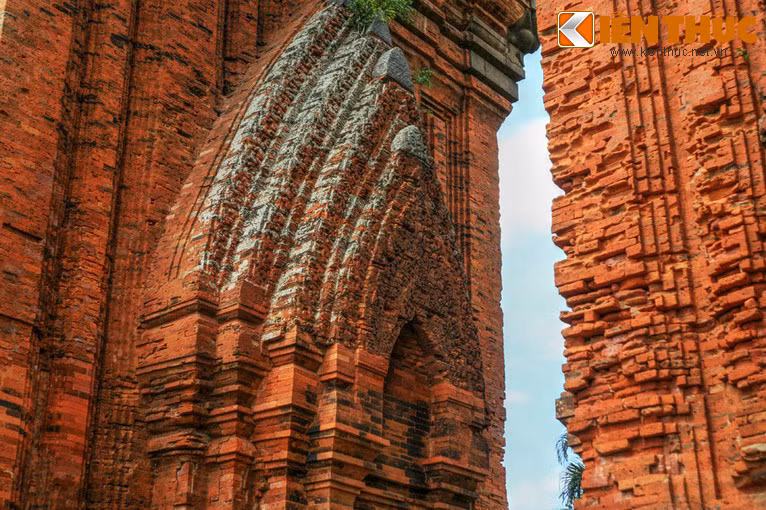 Dù bị hư hại nhiều hơn song các vòm cửa giả, các hình trang trí trên các tầng trên đỉnh hình tháp Nam cũng tương tự như tháp Bắc.