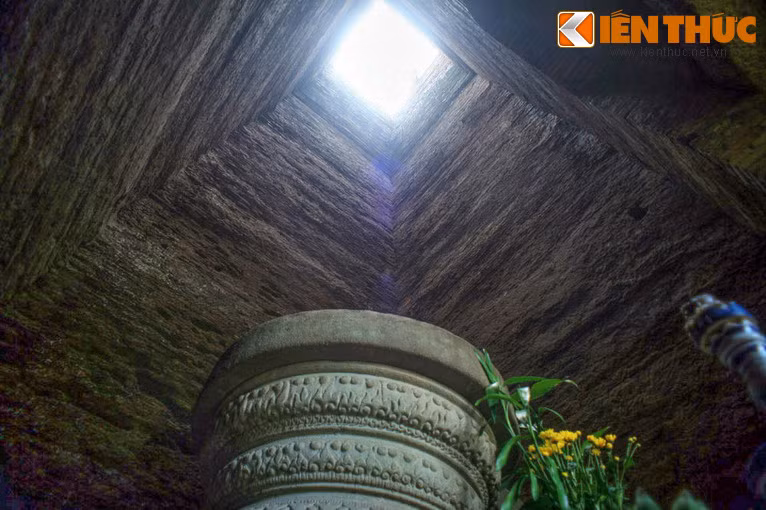 Hiện nay cả hai ngôi tháp đều đã mất phần đỉnh chóp.