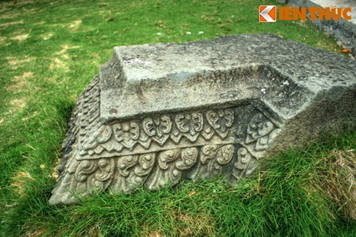 Ở ngôi tháp phía Nam, mặc dù bị hư hại nhiều hơn so với tháp Bắc, nhưng một vài tảng đá nằm tại chỗ đã chứng tỏ xưa kia ngôi tháp Nam cũng có hệ thống chân tường bằng đá tương tự tháp Bắc.