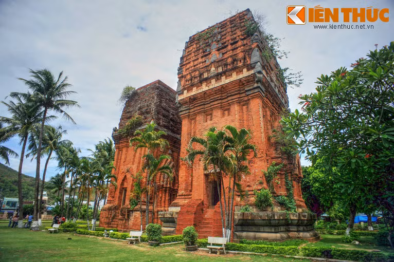 Trong hai ngôi tháp, ngôi tháp phía Bắc cao lớn hơn và cũng ít bị hư hại hơn. Ngôi tháp phía Nam có hình dáng, cấu trúc và trang trí giống như ngôi tháp phía Bắc nhưng nhỏ hơn và thấp hơn. Cả hai đều không phải là tháp vuông nhiều tầng truyền thống của Chăm Pa mà có cấu trúc gồm hai phần chính: khối thân vuông vức, và phần đỉnh hình tháp mặt cong, mang dáng vẻ của những đền thờ Khmer thời Angkor Wat.