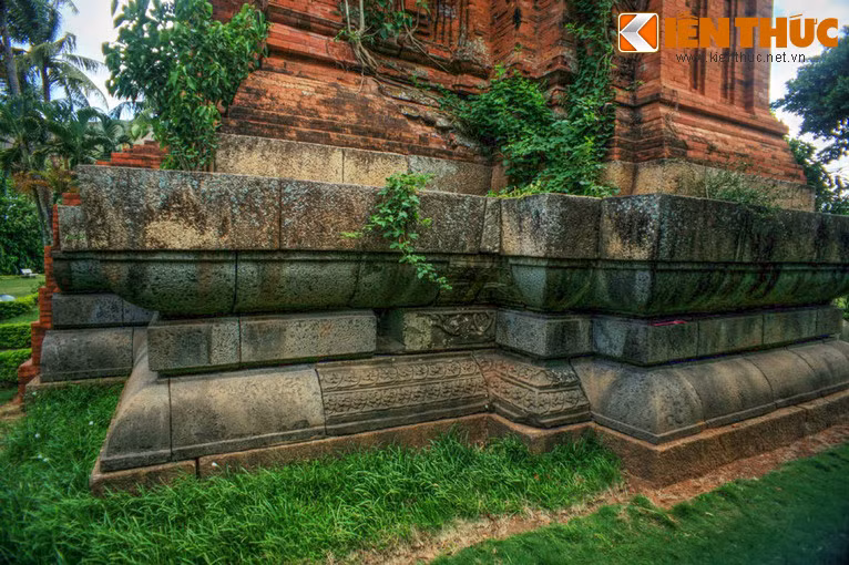 Toàn bộ chân tường của tháp Bắc được bó bằng những tảng đá cát lớn thể hiện một đài sen khổng lồ đỡ toàn bộ tháp, giữa các cánh sen là những hình voi, sư tử và những hình người múa, như các tháp Chăm truyền thống khác.