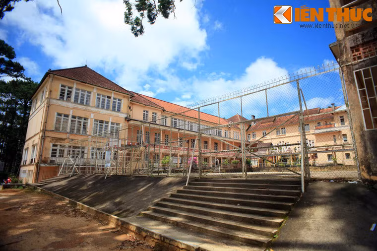 Đây là ngôi trường nữ trung học đầu tiên dạy chương trình Pháp ở Đông Dương thời điểm đó.