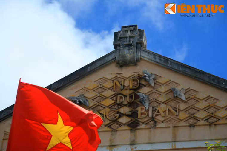 Trường Đức bà Lâm Viên được khánh thành năm 1935, lúc đầu là vườn trẻ mẫu giáo, sau đó phát triển lên thành bậc tiểu học và trung học dành cho nữ sinh.