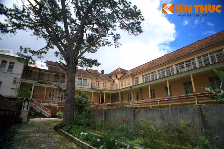 Nền giáo dục của ngôi trường này nổi tiếng về sự chu đáo và nghiêm khắc.