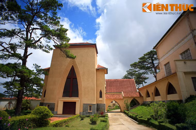Cạnh trường có tu viện Đức Bà Lâm Viên.
