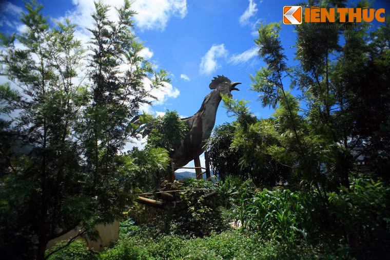 Bức tượng gà chín cựa bằng đá khổng lồ được dựng lên như một đài tưởng niệm, nhắc nhở cộng đồng hãy bỏ những thủ tục hà khắc để đôi lứa đến với nhau, cùng nhau xây dựng cuộc sống tốt đẹp.