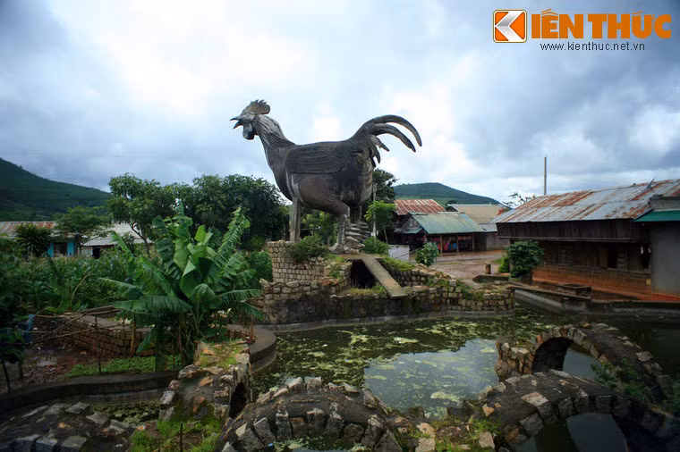 Theo thiết kế ban đầu, khi dòng kênh dẫn nước từ núi Voi về sẽ tạo áp lực để phát một thủy điện nhỏ, khởi động chương trình “gáy” cho chú gà. Tuy nhiên thiết kế này đã bị bỏ dở vì nhiều nguyên nhân.