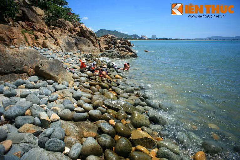 Đây là một quần thể hàng nghìn viên đá lớn có hình dáng tròn trịa, nhẵn bóng như những quả trứng.