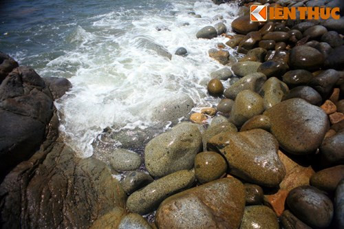 Bãi Đá Trứng đã được hình thành từ sự vận động địa chất cùng sự bào mòn của sóng biển.