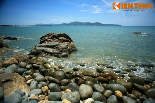 Toàn bộ bãi đá có chiều rộng trên dưới 100m.